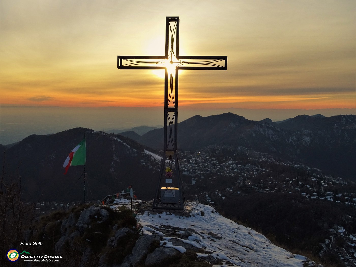 05 La croce di vetta della Cornagera (1311 m) baciata dal sole verso il tramonto.JPG